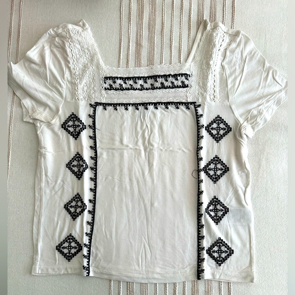 American eagle white top with black stitched in design